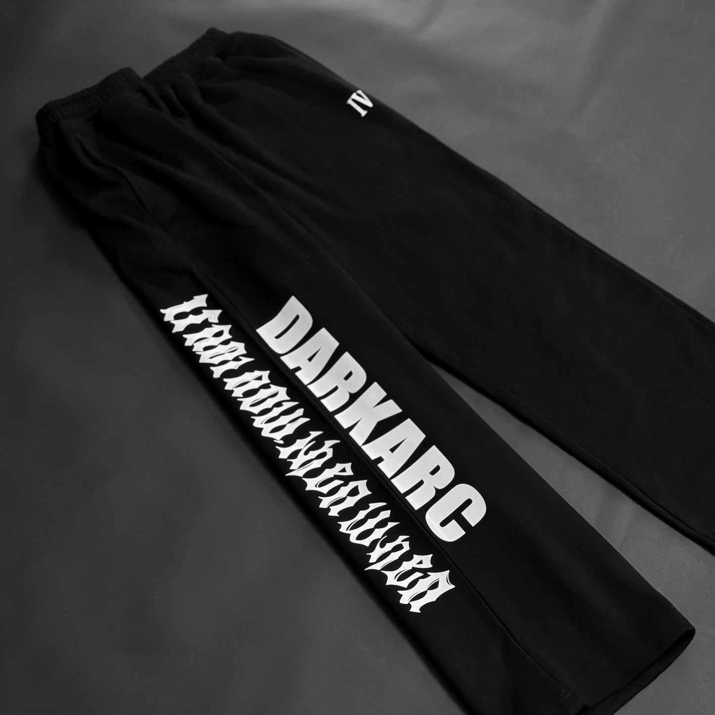 STRAIGHT TRACKPANTS